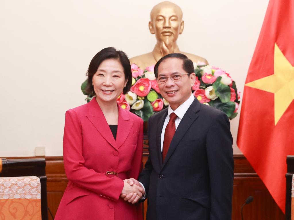 Meets with Deputy Prime Minister and Minister of Foreign Affairs of Viet Nam